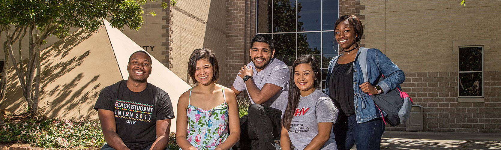 Students in front of UHV Center
